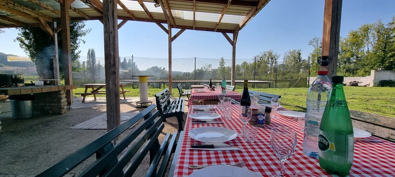 Espace BBQ couvert avec tables