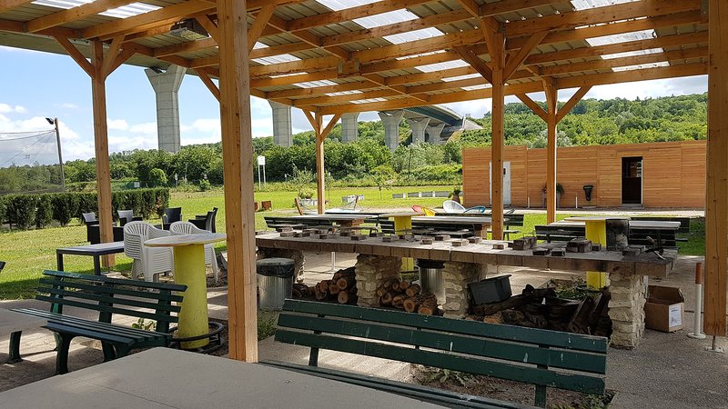 Pergola bois avec tables