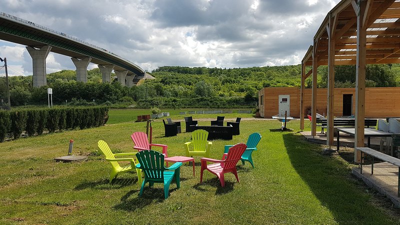 Chaises colorées sur pelouse