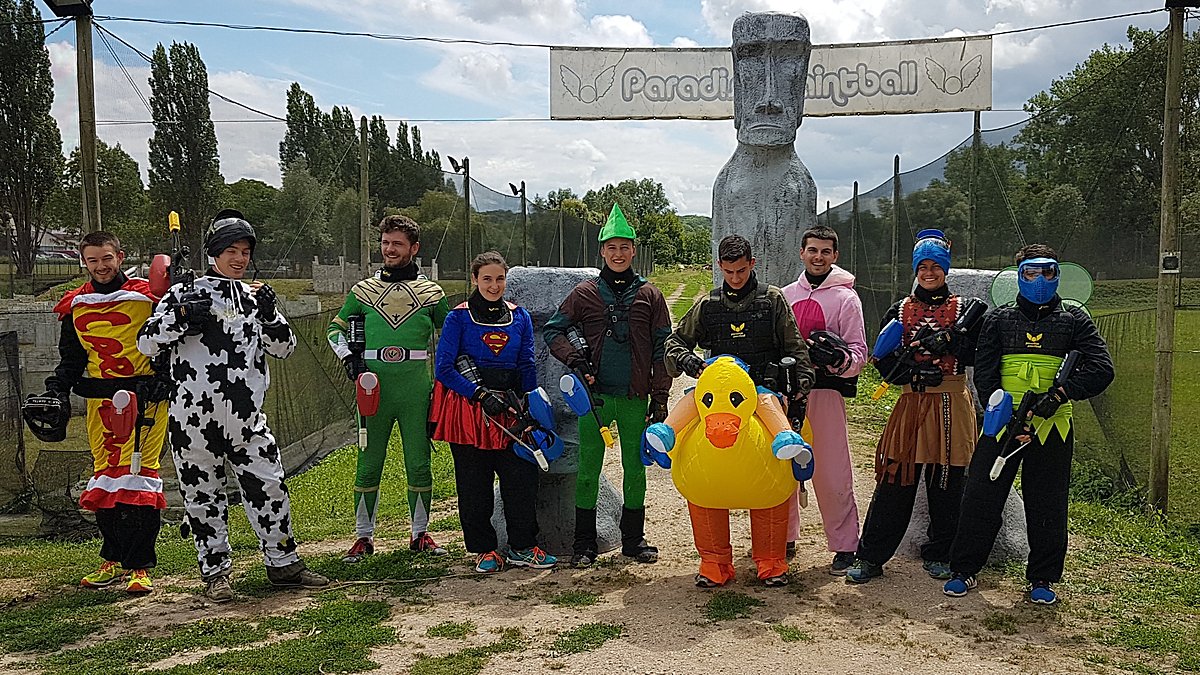 Groupe prêt à jouer — activité de loisir encadrée