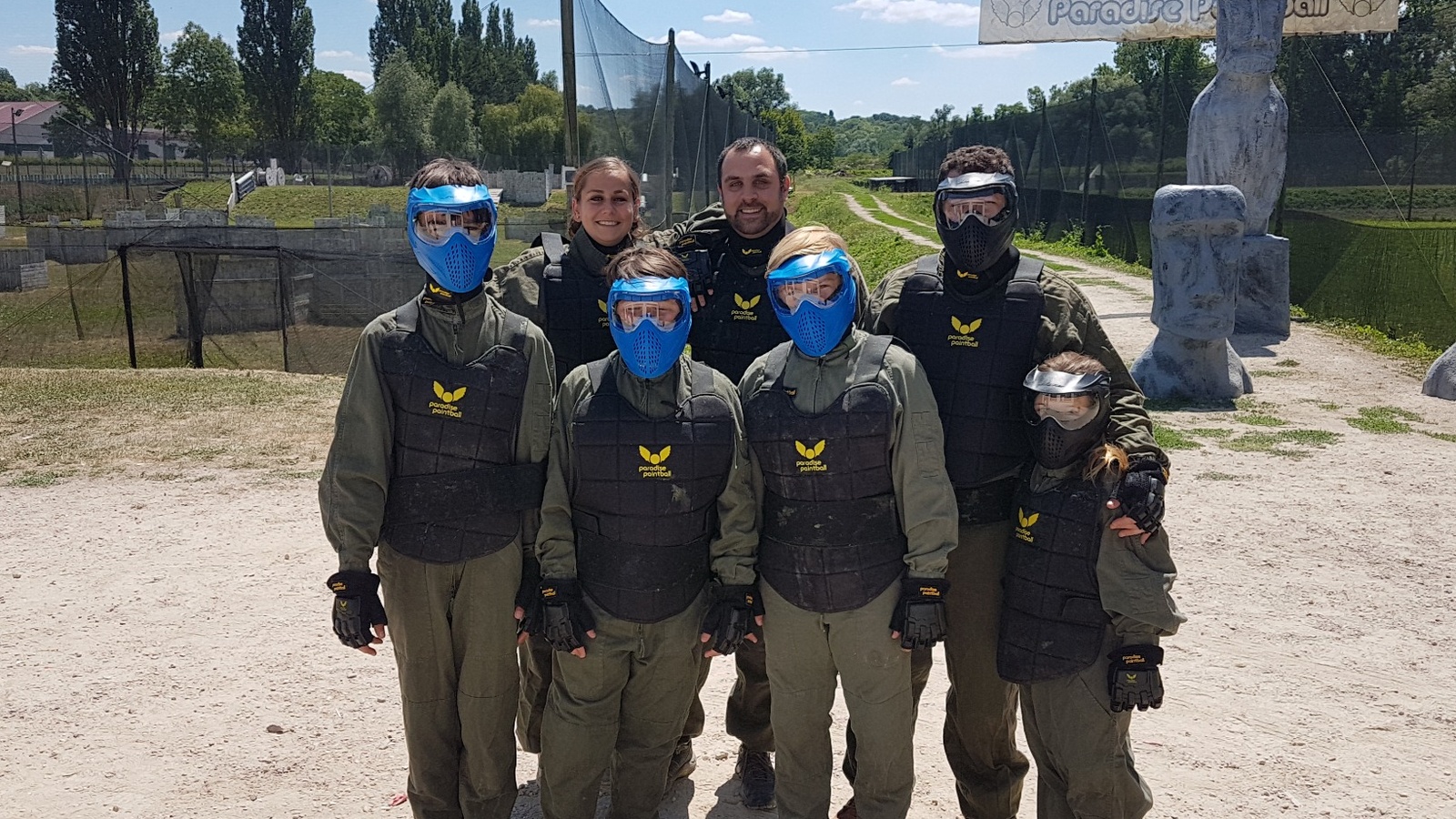 Groupe en famille prêt à jouer — Paradise 77