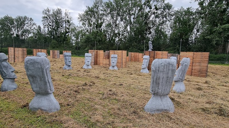 Zone 2 — vue large des statues