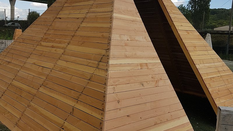 Zone 4 — pyramide bois